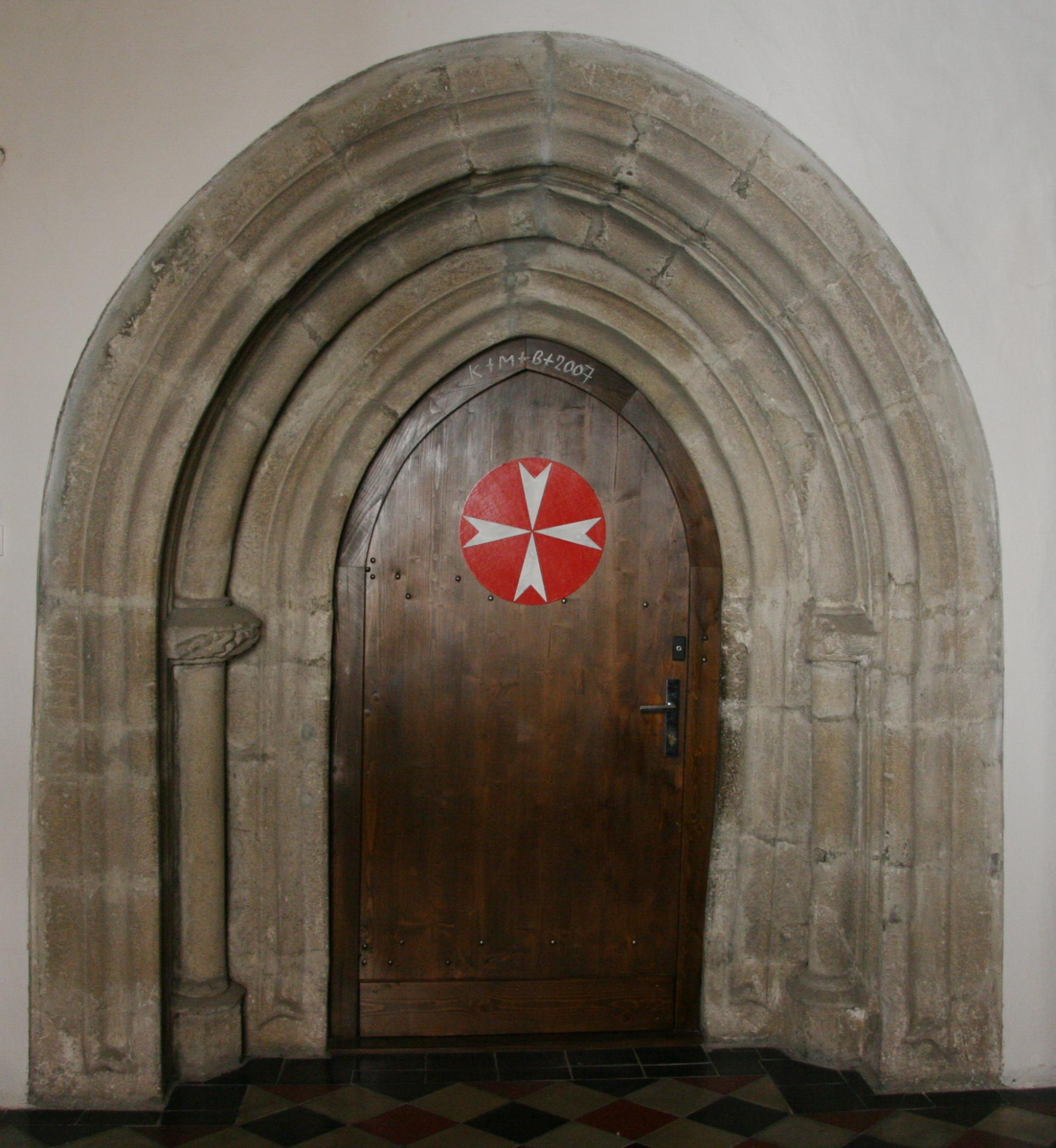 Gotický portál s maltézským křížem