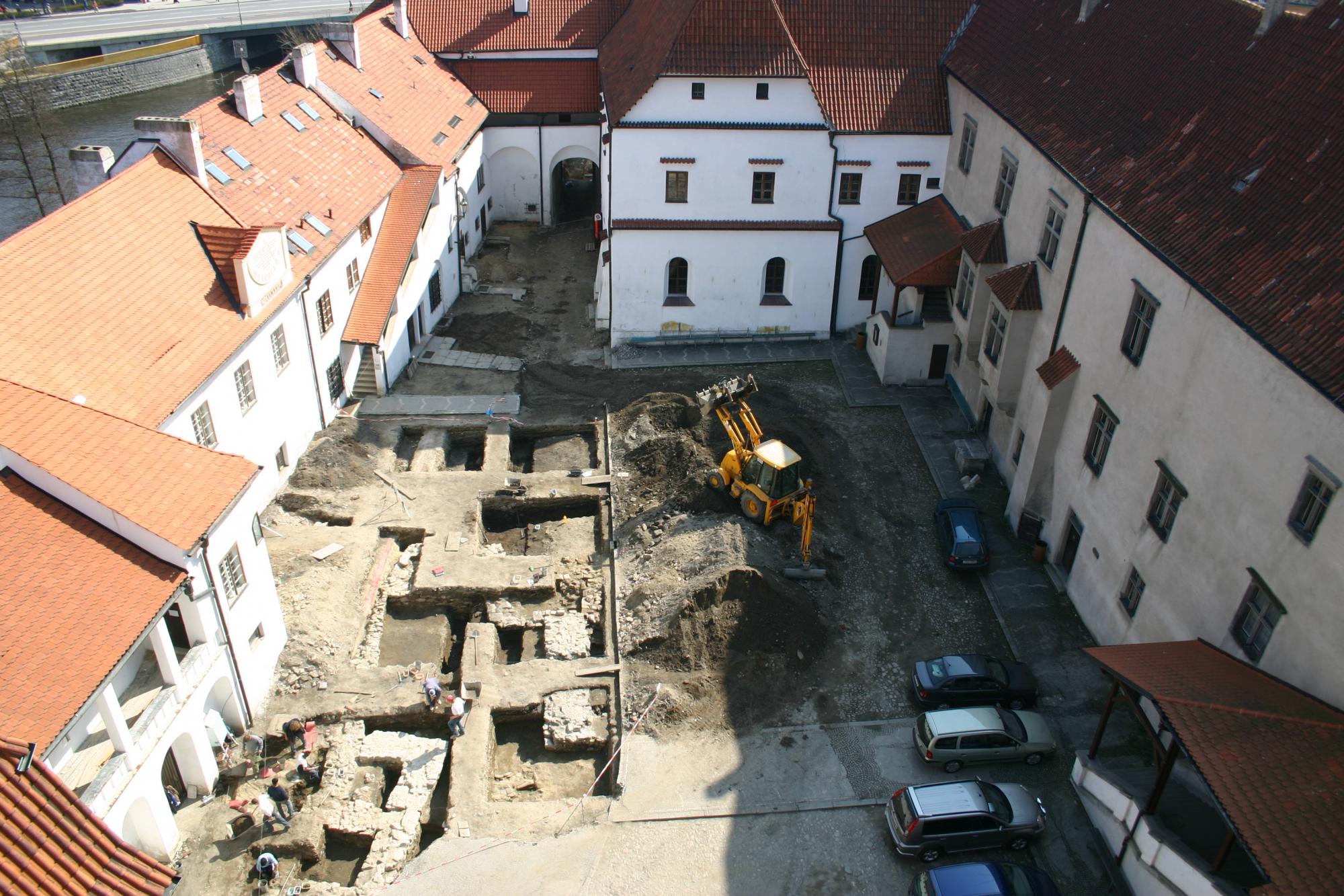 Archeologický výzkum na II. hradním nádvoří (a: archiv MSP)