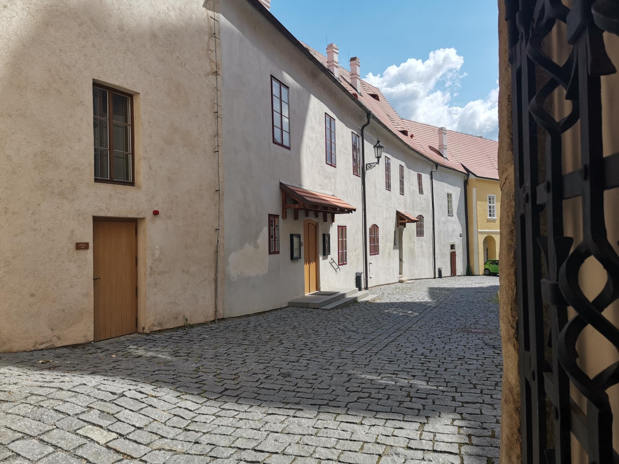 Bezbariérový vstup do sálů z I. nádvoří (a: M. Dubová)