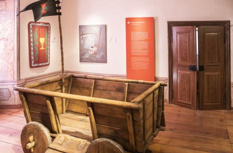 Zmenšená replika husitského vozu v expozici muzea, archiv MSP